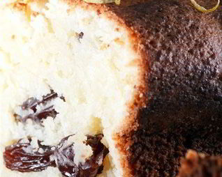 Кулич с изюмом и лимонной цедрой