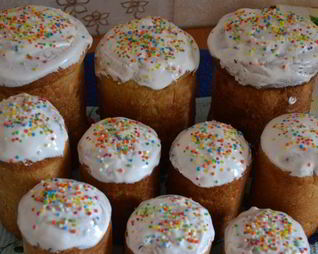 Кулич с изюмом на Пасху