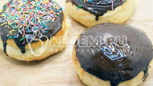 кулич с шоколадной глазурью