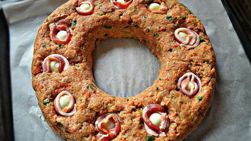 пасхальное мясное кольцо с перепелиными яйцами по-польски