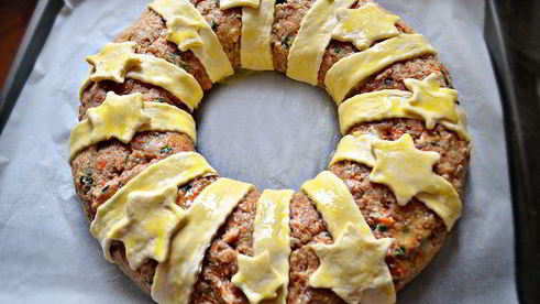 пасхальное мясное кольцо с перепелиными яйцами по-польски