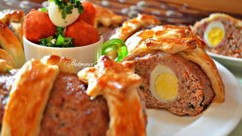 пасхальное мясное кольцо с перепелиными яйцами по-польски
