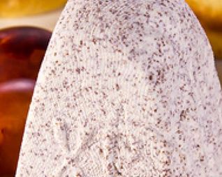 Пасхальные куличи, творожная пасха с тертым шоколадом и крашеные яйца