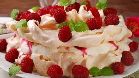 Рецепт Праздничный десерт Павлова с малиной