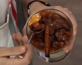 Рисовый пудинг на кокосовом молоке с карамелизированными яблоками и шоколадом