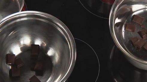 рисовый пудинг на кокосовом молоке с карамелизированными яблоками и шоколадом