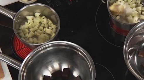 рисовый пудинг на кокосовом молоке с карамелизированными яблоками и шоколадом