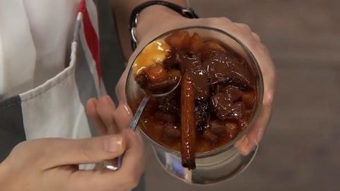 рисовый пудинг на кокосовом молоке с карамелизированными яблоками и шоколадом