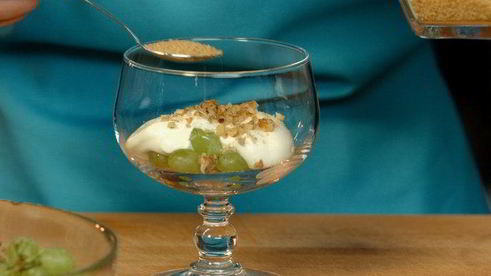 слим десерт из винограда, маскарпоне и грецких орехов