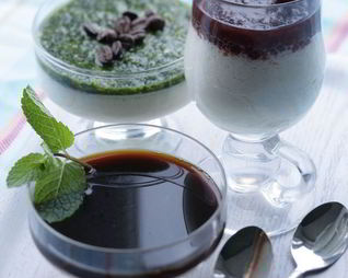 Сливочный десерт с горячими соусами