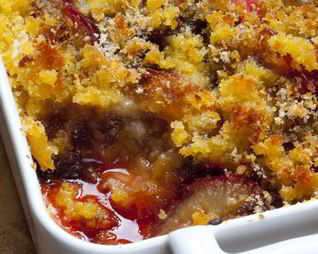 Сливы, запеченные под хрустящей корочкой