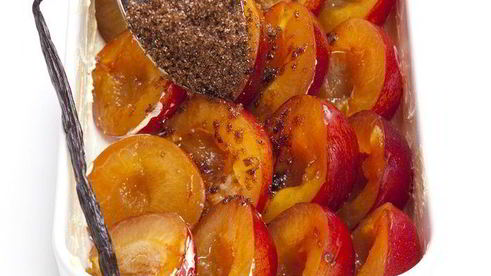 сливы, запеченные под хрустящей корочкой