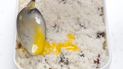 сливы, запеченные под хрустящей корочкой