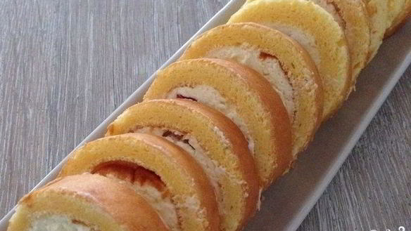 Рецепт Бисквитный рулет с брусничным суфле