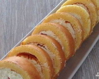 Бисквитный рулет с брусничным суфле