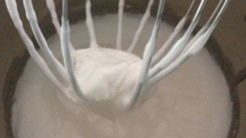 бисквитный рулет с брусничным суфле