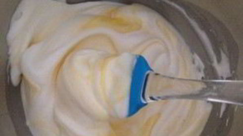 бисквитный рулет с брусничным суфле