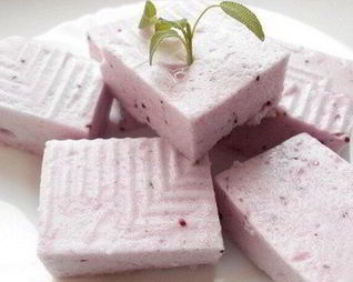 Простой торт-суфле со смородиной