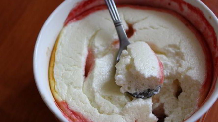 Рецепт творожное суфле на подушке из фруктов и ягод