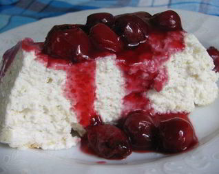 Творожное суфле с вишневым соусом