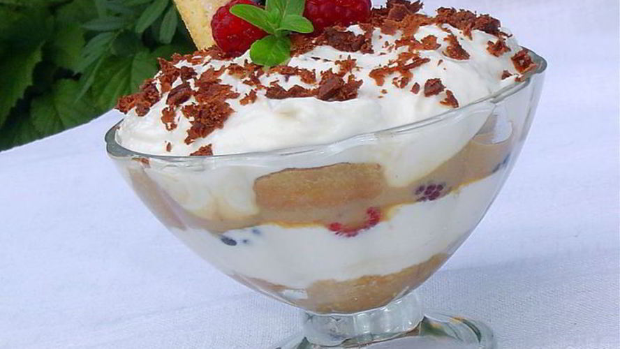 Рецепт десерт в стиле тирамису с малиной и ежевикой