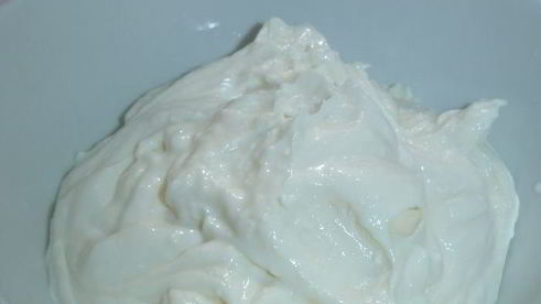 десерт в стиле тирамису с малиной и ежевикой