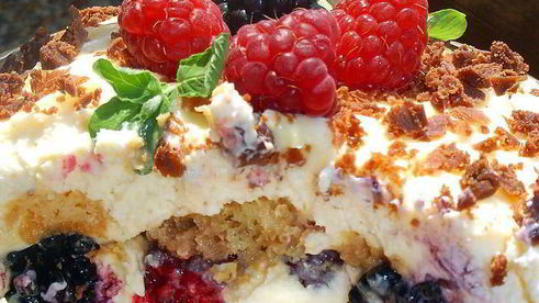 десерт в стиле тирамису с малиной и ежевикой