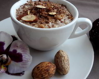 Вкусный десерт из творога с бананом и кофе