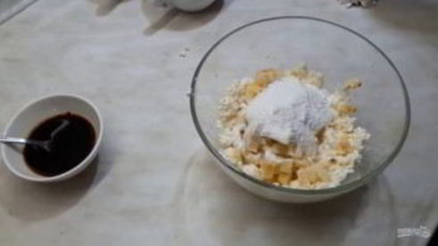 вкусный десерт из творога с бананом и кофе