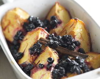 Запеченные персики с черникой