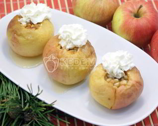 Запеченные яблоки с медом и кедровыми орехами