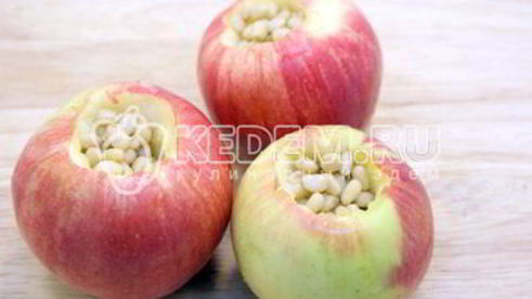 запеченные яблоки с медом и кедровыми орехами