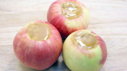 запеченные яблоки с медом и кедровыми орехами