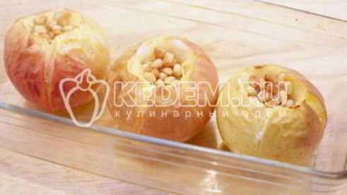 запеченные яблоки с медом и кедровыми орехами