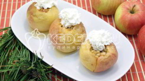 запеченные яблоки с медом и кедровыми орехами