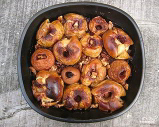 Запеченные яблоки с орехами