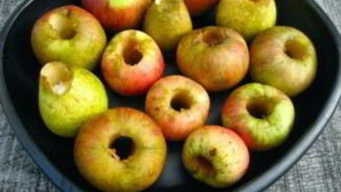 запеченные яблоки с орехами