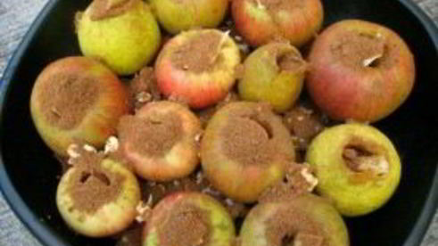 запеченные яблоки с орехами