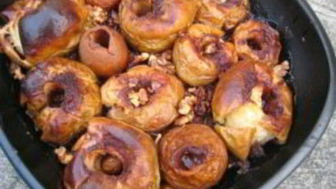 запеченные яблоки с орехами