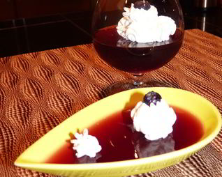 Желе из сока со взбитыми сливками