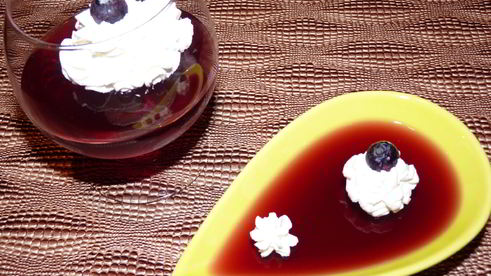 желе из сока со взбитыми сливками