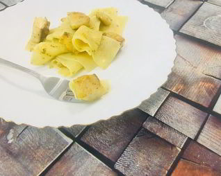 Бесбармачная лапша с рыбой в соусе песто