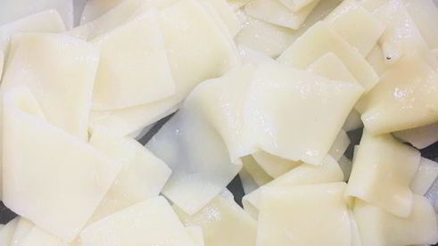 бесбармачная лапша с рыбой в соусе песто