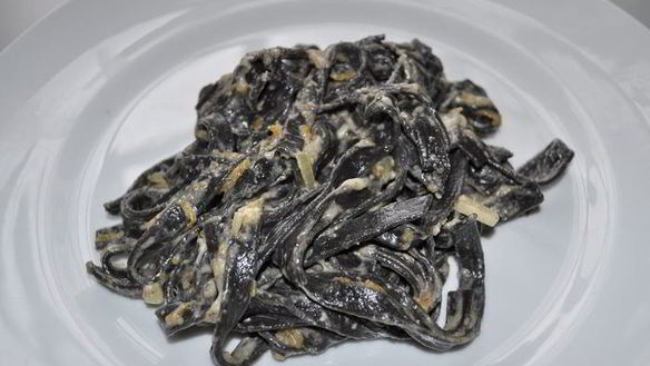 Рецепт Черная итальянская лапша в грибном соусе