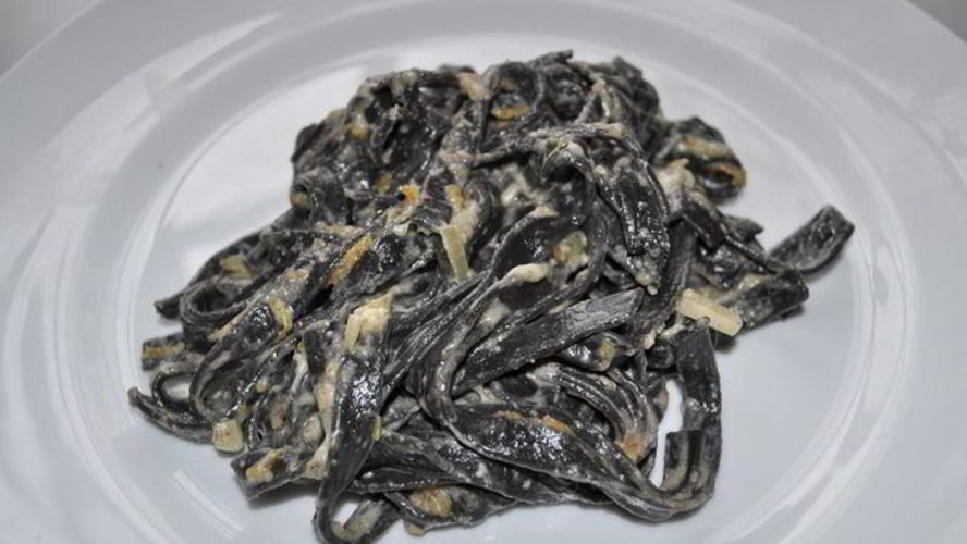 Рецепт черная итальянская лапша в грибном соусе