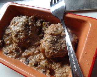 Фрикадели по-строгановски в яблочном сидре с грибами