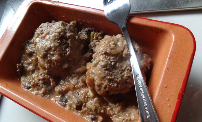 Фрикадели по-строгановски в яблочном сидре с грибами