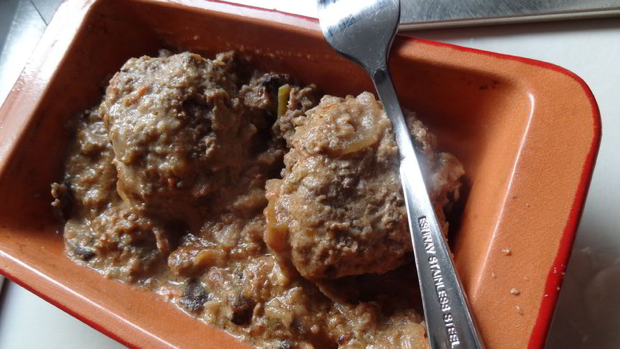 Рецепт фрикадели по-строгановски в яблочном сидре с грибами