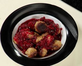 Фрикадельки с брусничным соусом