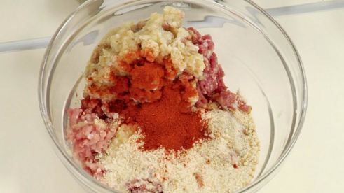 фрикадельки с брусничным соусом